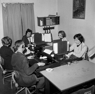 154358 Interieur van de oude telefooncentrale van de N.S. in één van de hoofgebouwen te Utrecht, met vier telefonistes ...